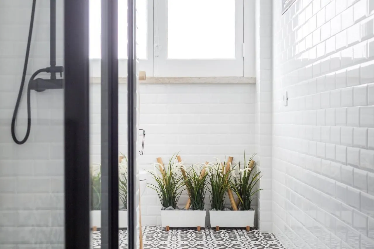 Stroll To Coffee Shops Near A Renovated Hillside Apartment In Graca Lisboa البرتغال