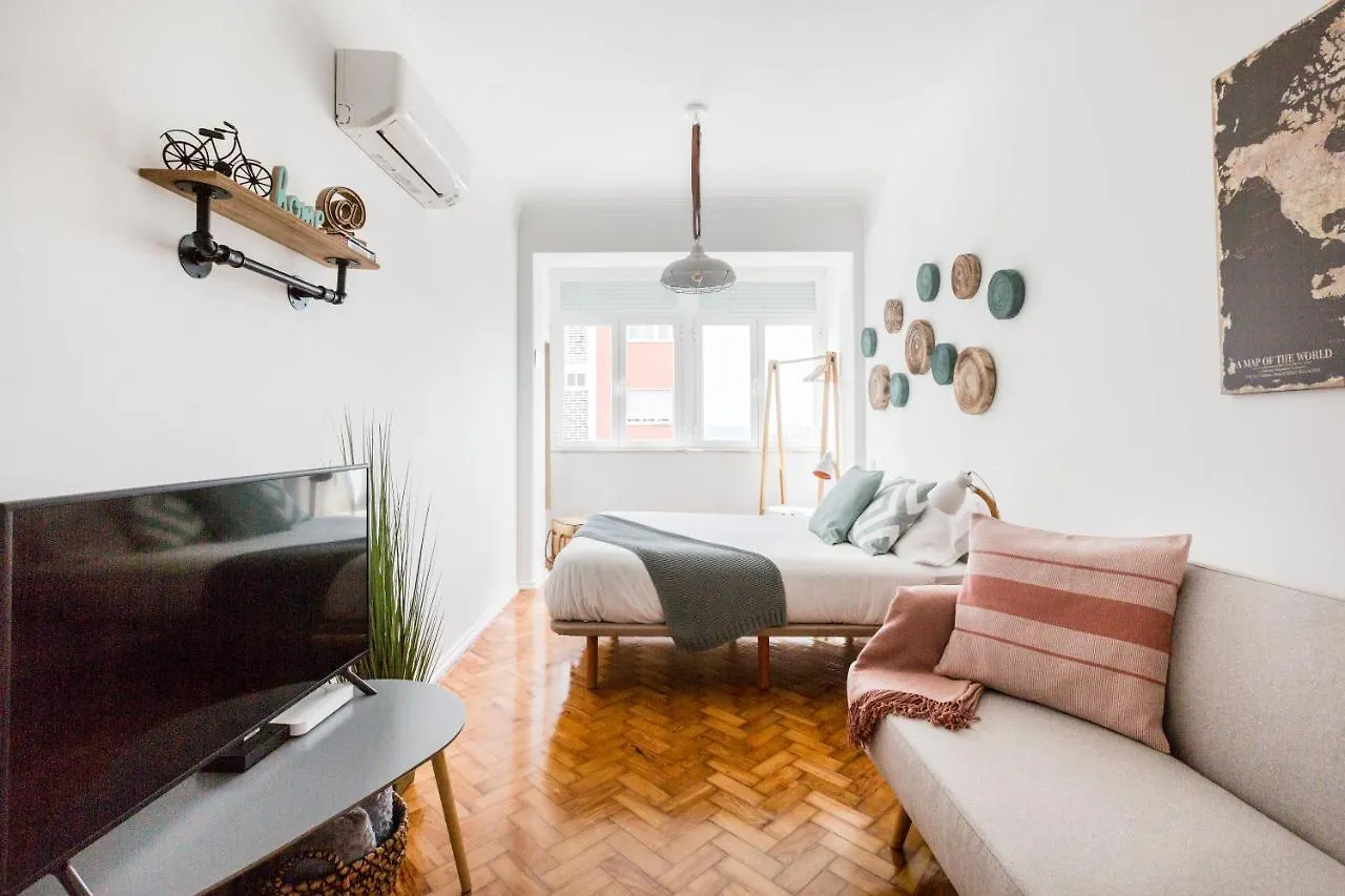 Stroll To Coffee Shops Near A Renovated Hillside Apartment In Graca Lisboa البرتغال