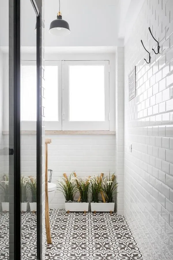 Stroll To Coffee Shops Near A Renovated Hillside Apartment In Graca Lisboa